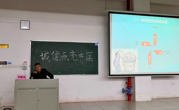 1545386414259395.jpg 李勤涛作报告_副本.jpg