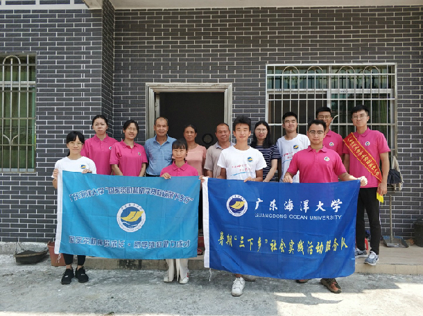 1567004731817130.jpg 贫困学生杨淑仪家访合照.jpg
