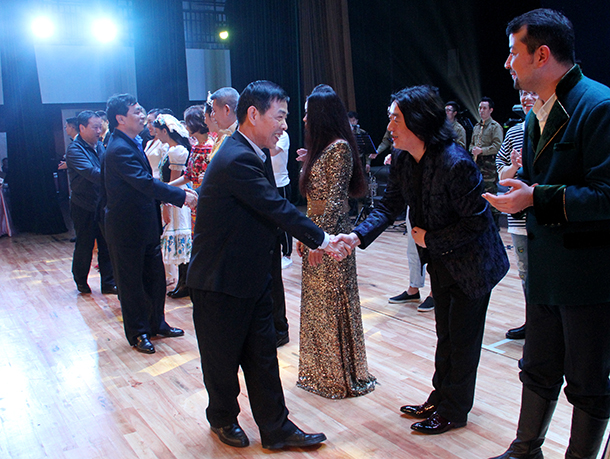 1489942549122890.jpg 学校领导慰问全体演职人员.jpg