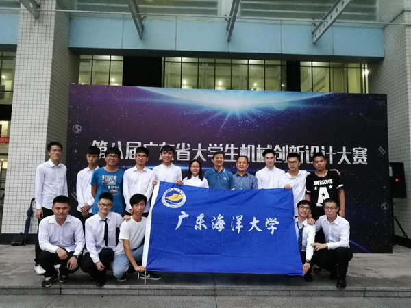 1525650120805942.jpg 我校代表队在比赛现场合影1.jpg