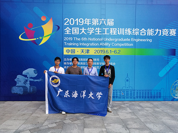 我校选手在参赛现场合影1.jpg