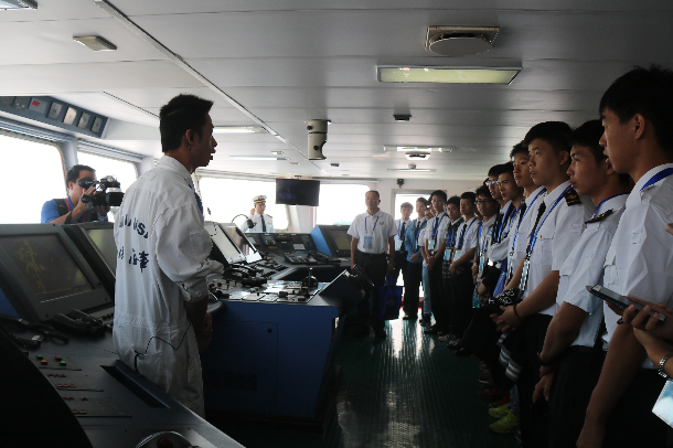 1509679557872727.jpg 学生听讲解.jpg