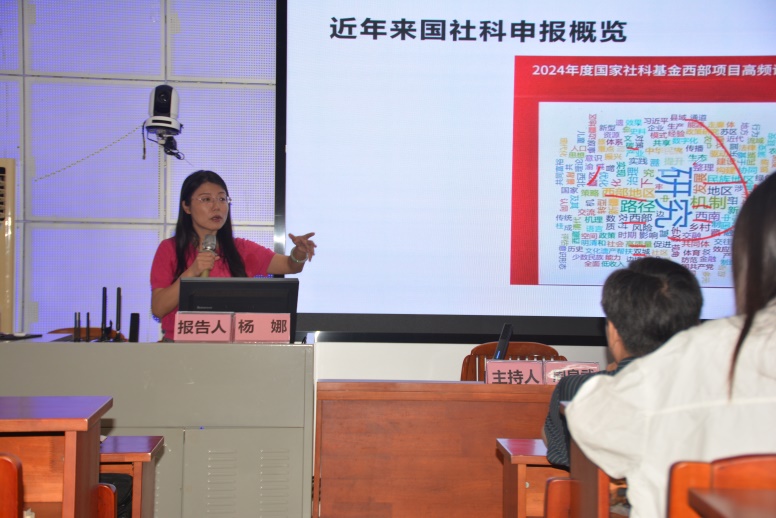 说明: E:\学院工作\新闻报道\2024年\报告二:专家图片.jpg 说明: E:\学院工作\新闻报道\2024年\报告二:专家图片.jpg