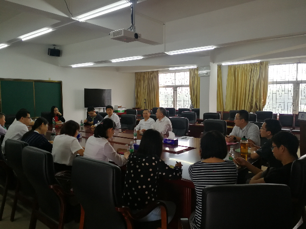 1557409518159604.jpg 广东沿海经济带发展研究院召开学术交流研讨会照片.jpg