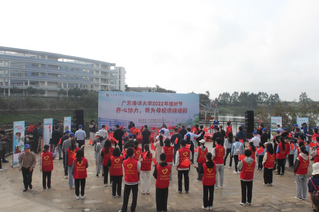 学校开展“齐心协力，我为母校添绿增彩”植树节活动