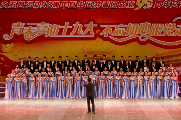 1494215535131061.jpg 合唱《在灿烂阳光下》、《中国梦》.jpg
