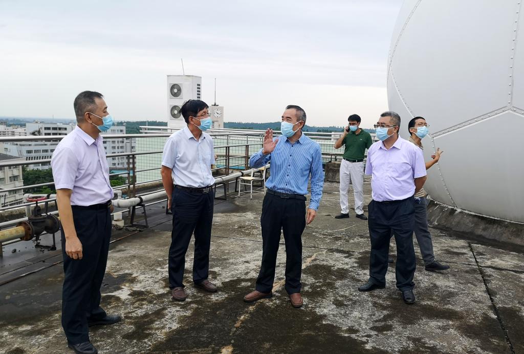 学校领导检查指导台风“马鞍”防御工作