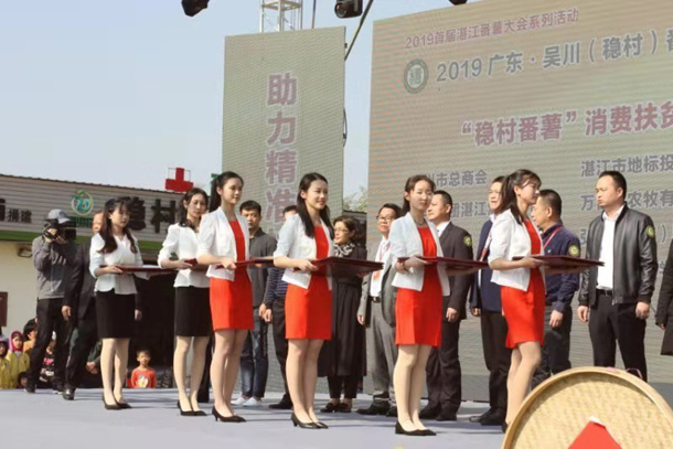 1577666879788342.jpg 2、礼仪志愿者为颁奖嘉宾递送证书.jpg