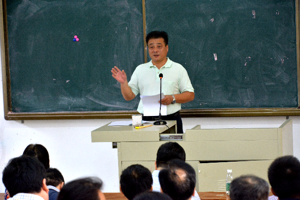 1530773389355012.jpg 陈进军主持会议并做学院学期工作总结.JPG