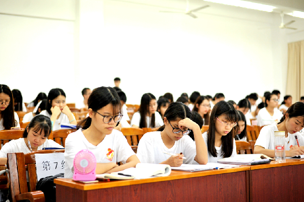 1528354633729388.jpg 学员们认真听讲.jpg