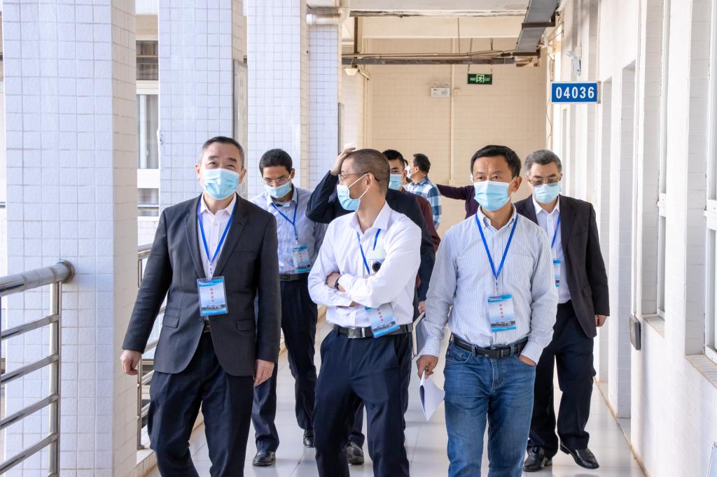 校领导带队检查本科期中教学情况