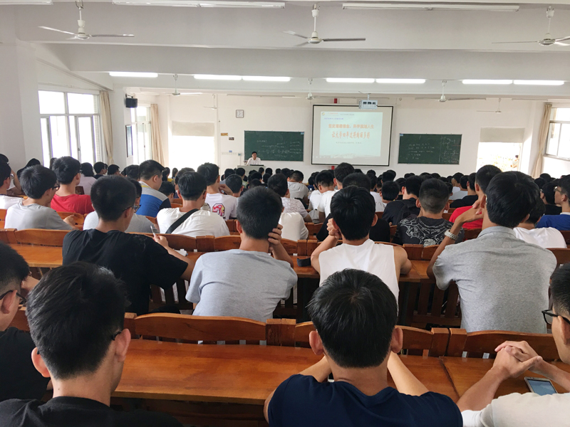 1505458371133622.jpg 20170914电信学院党委书记为新生上入学教育第一课1.jpg