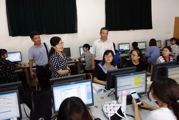 1498534278297736.jpg 复件 3、参观青岛科技大学经管学院实验教学.JPG