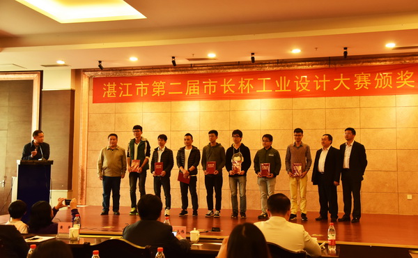 王贵院长与欧卫军副书记为获奖学生颁奖奖.jpg
