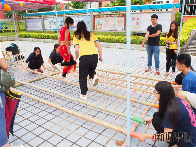 1465866452980479.jpg 旅行兴趣小组 跳竹竿 刘熙 摄.jpg