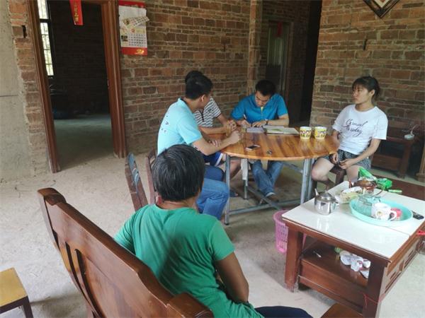 1532487682106989.jpg 长坡镇走访贫困学生(受访学生(男)已遮挡,不泄露学生隐私)1.jpg