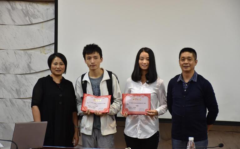 1481109436105199.jpg 陈刚副院长与李广丽副院长为一等奖获得者颁奖(无水印.jpg