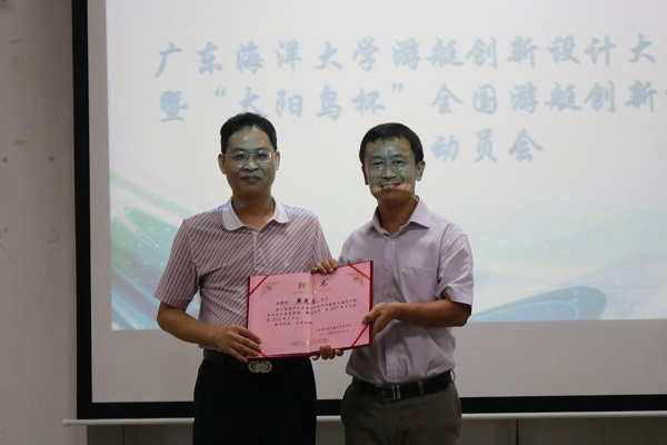 1492939536807964.jpg 2.聘任鑫龙船厂技术总监黄爱龙为校外指导教师111.jpg1.jpg